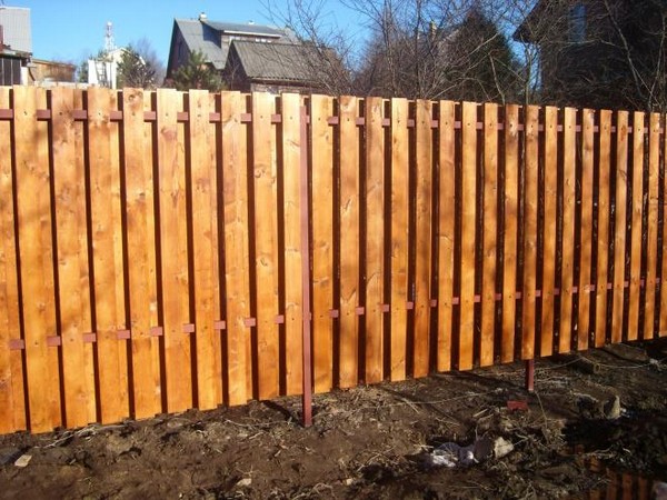 чем покрасить деревянный забор недорого